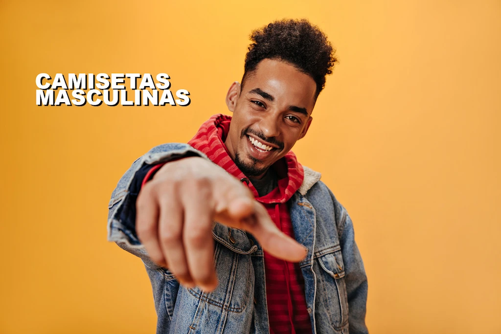 Modelo vestindo camisa personalizada com estampa de alta qualidade produzida pela Stampa e Cor em Salvador. 👕⭐