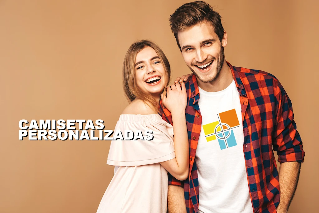 Modelo utilizando camiseta com estampa profissional produzida pela Stampa e Cor, especialista em camisas personalizadas em Salvador. 👕🚀